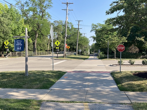 Street crossing on trail near Lake Bluff metra train station (Union Pacific - North line)